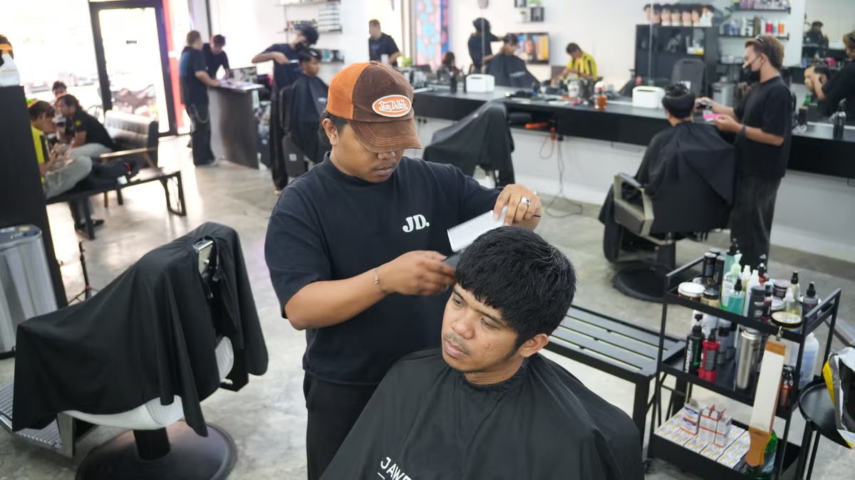 Barber cutting a customer's hair